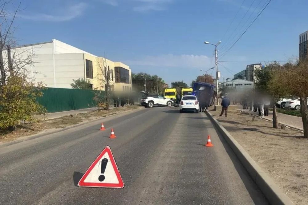 В аварии с участием общественного транспорта и легкового автомобиля на улице Минусинской в Астрахани пострадали оба водителя, а также пассажиры автобуса - трое взрослых и двое детей В аварии с участием общественного транспорта и легкового автомобиля на улице Минусинской в Астрахани пострадали оба водителя, а также пассажиры автобуса - трое взрослых и двое детей