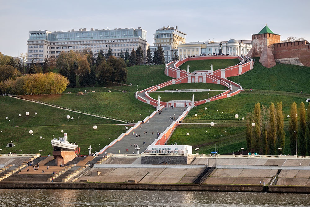 Дети, которые не уезжают на все лето из города, могут отдыхать в пришкольных лагерях, спортивных секциях и творческих мастерских. 