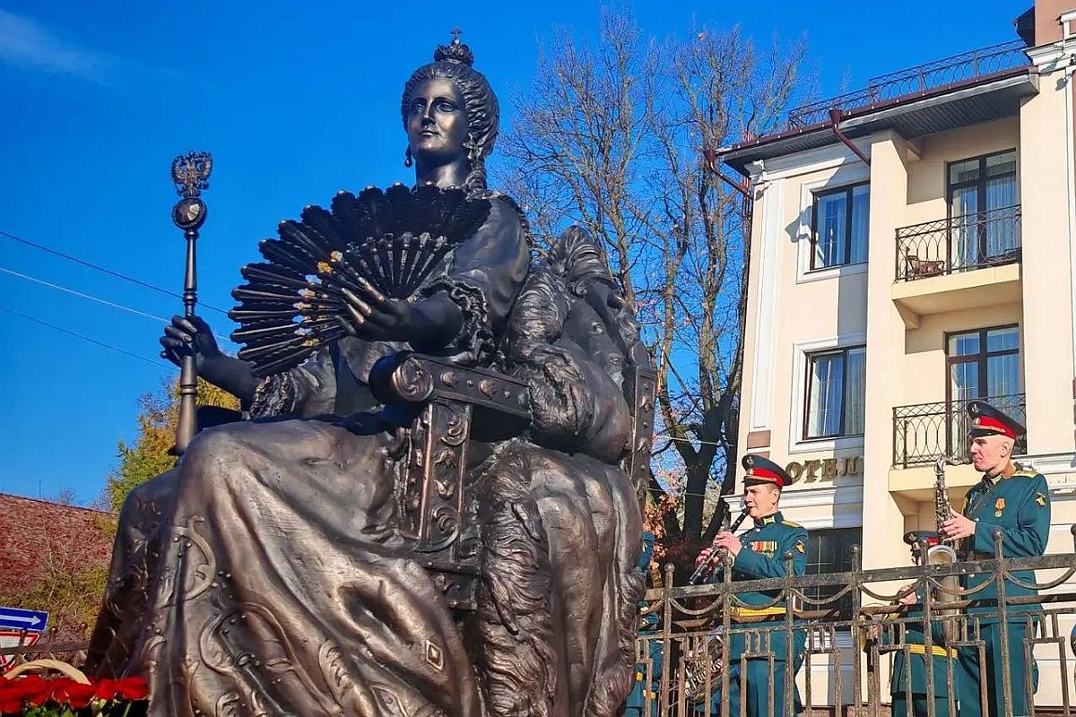 Памятник императрице Екатерине II открывали торжественно. Памятник императрице Екатерине II открывали торжественно.