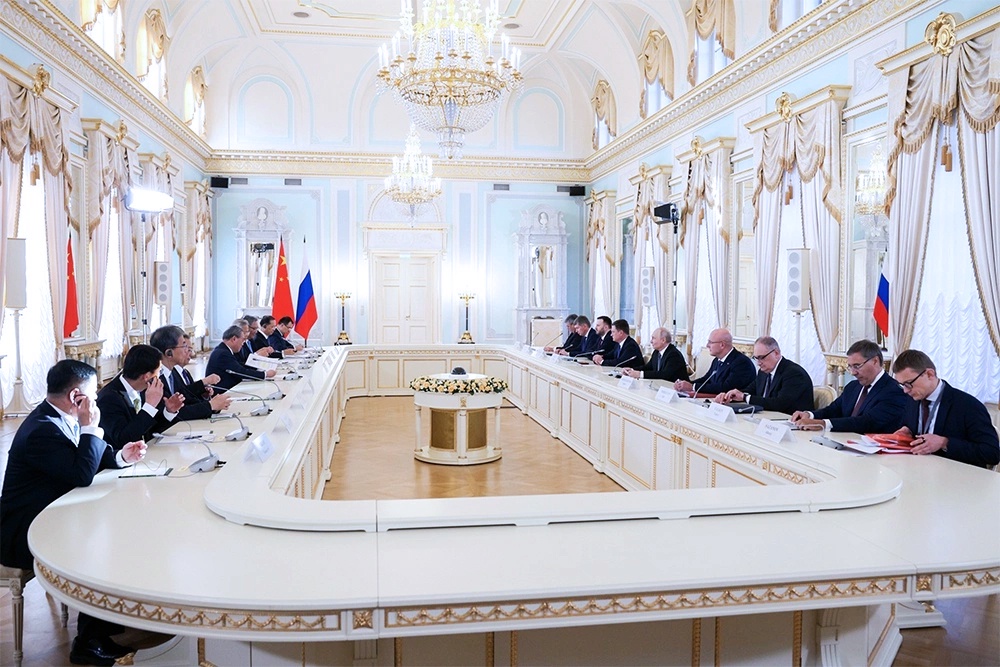"Связи между Россией и Китаем развиваются весьма успешно и динамично", - заявил Владимир Путин во время переговоров с Ли Цяном.