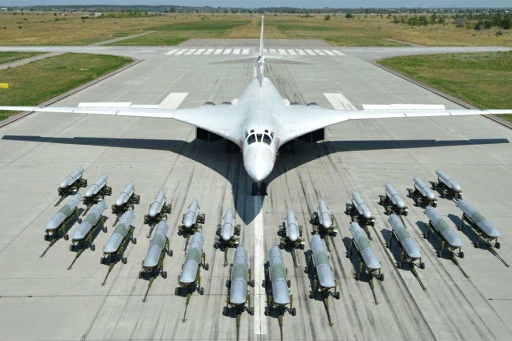 Стратегический бомбардировщик ВКС Ту-160 со штатным вооружением. На первом плане - Х-101, за ними видны Х-55СМ. Стратегический бомбардировщик ВКС Ту-160 со штатным вооружением. На первом плане - Х-101, за ними видны Х-55СМ.