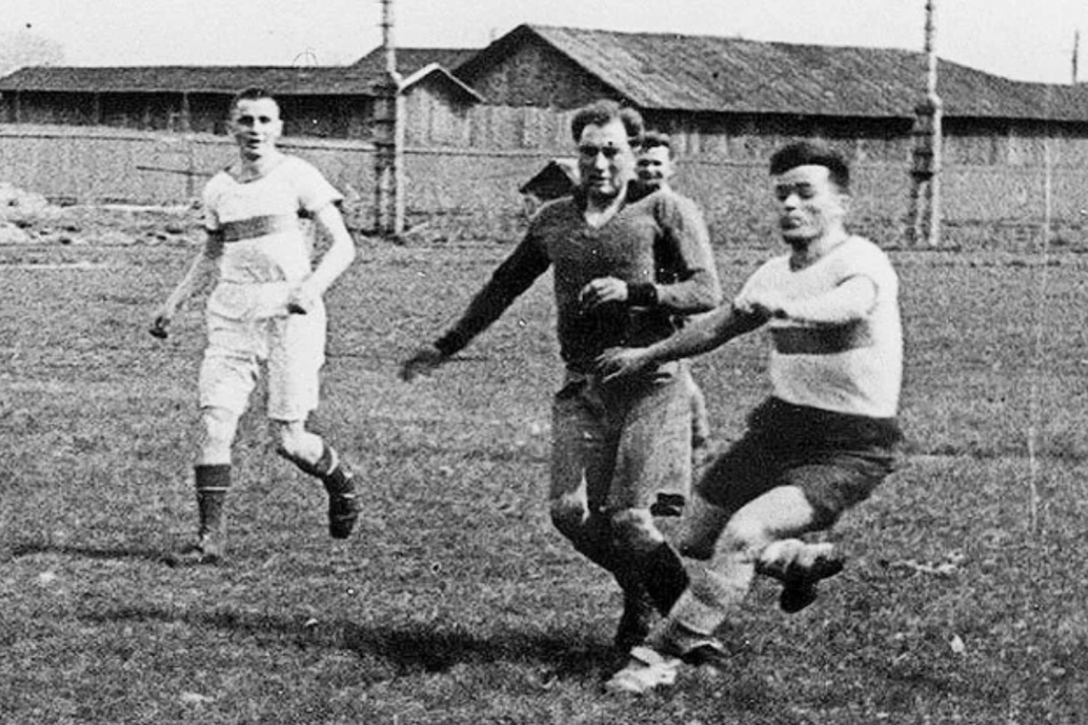 Единственный кадр с легендарного блокадного матча в Ленинграде 31 мая 1942 года. Единственный кадр с легендарного блокадного матча в Ленинграде 31 мая 1942 года.