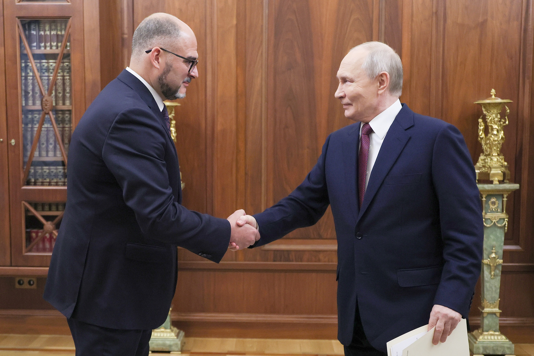 22 октября 2026. Президент РФ Владимир Путин и мэр Владивостока Константин Шестаков во время встречи в Москве.