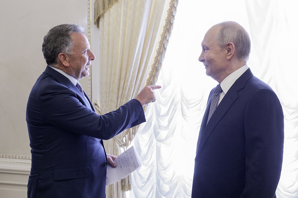 Стив Уиткофф на встрече с Владимиром Путиным держит в руках свои заметки. Стив Уиткофф на встрече с Владимиром Путиным держит в руках свои заметки.