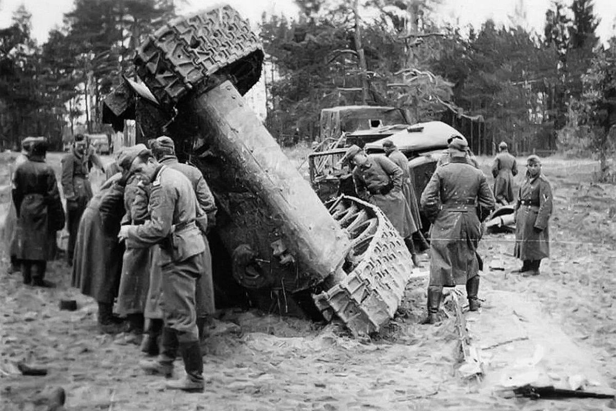 Перевернутый советский танк Т-34 с башенным номером 62 на этой фотографии вдохновил поисковиков на архивное расследование.