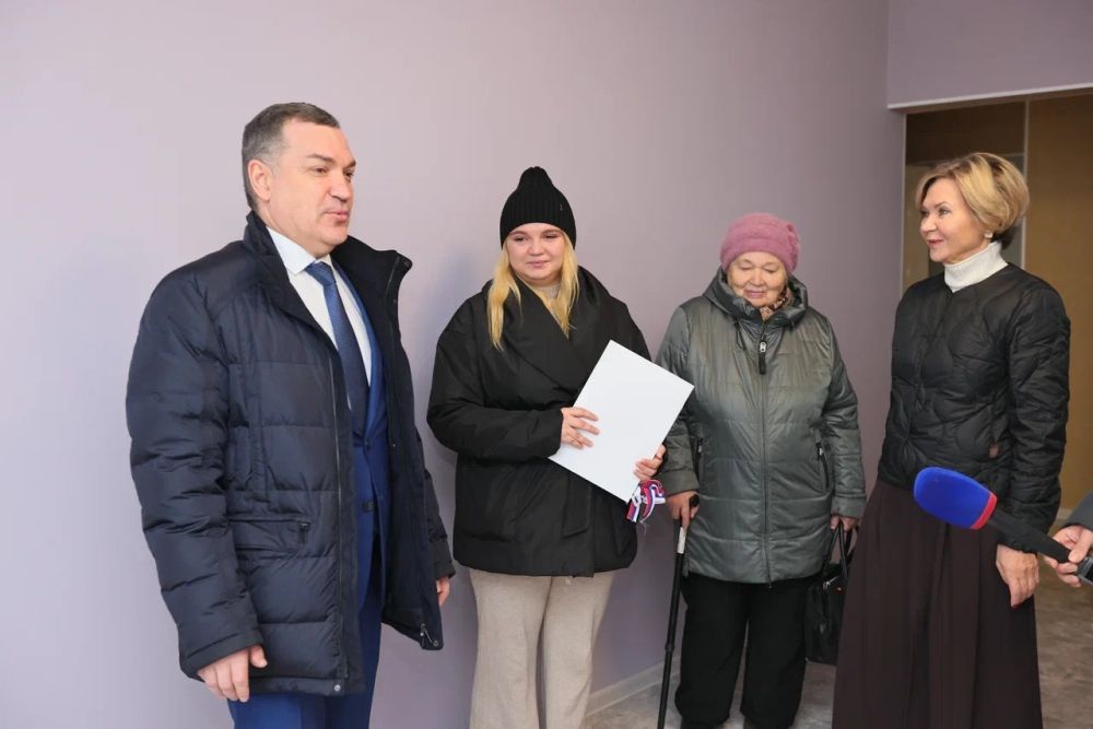 Новоселов поздравили мэр Новосибирска Максим Кудрявцев и начальник департамента по социальной политике мэрии Новосибирска Ольга Потапова (справа)