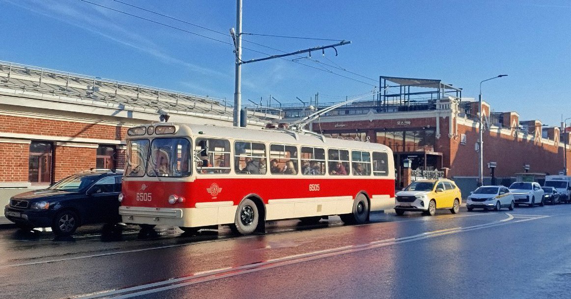 ЗиУ-5 возле Музея транспорта Москвы.