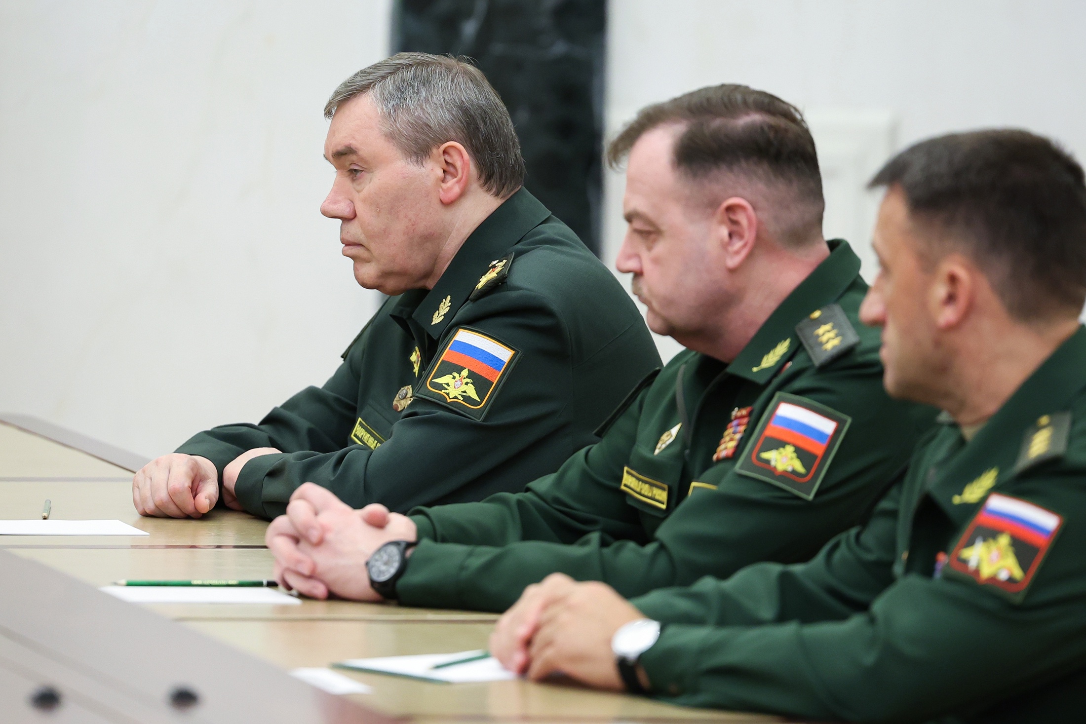Режим тишины и прекращение огня вводится на херсонском направлении с четырех утра 27 октября. Об этом сообщил начальник Генерального штаба ВС России - первый заместитель министра обороны РФ генерал армии Валерий Герасимов.