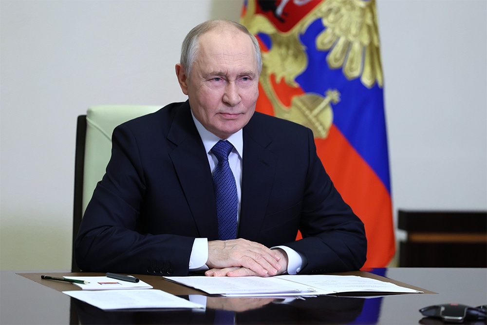Владимир Путин провел в режиме видеоконференции оперативное совещание с членами Совета безопасности России. Участники совещания обсудили вопросы молодежной политики страны.