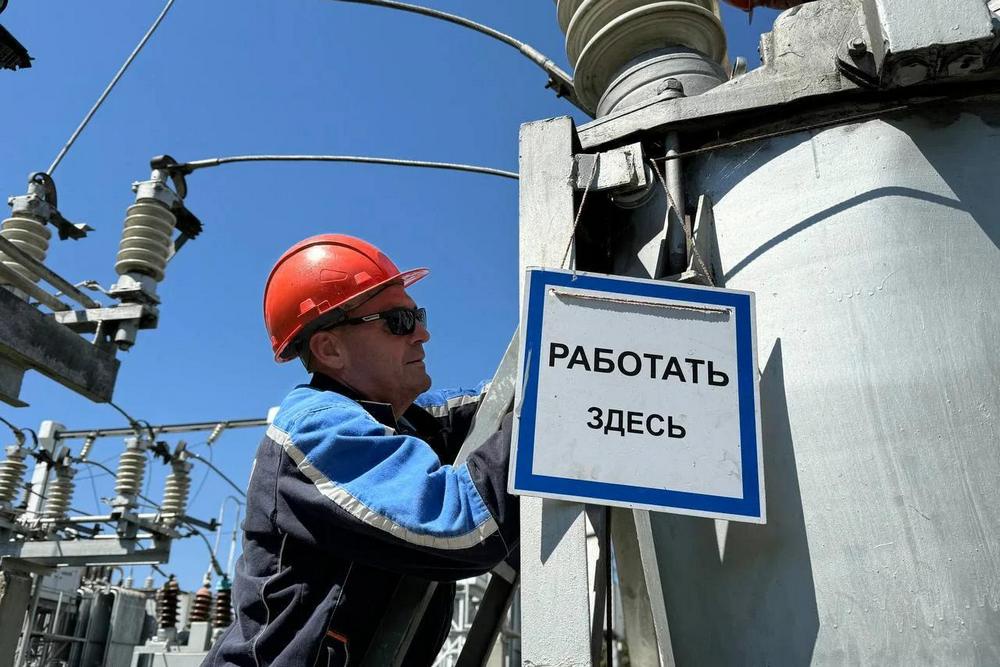 Аварийные бригады продолжают восстанавливать энергоинфраструктуру . 