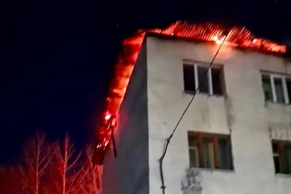 Площадь пожара составила 800 квадратных метров. Площадь пожара составила 800 квадратных метров.