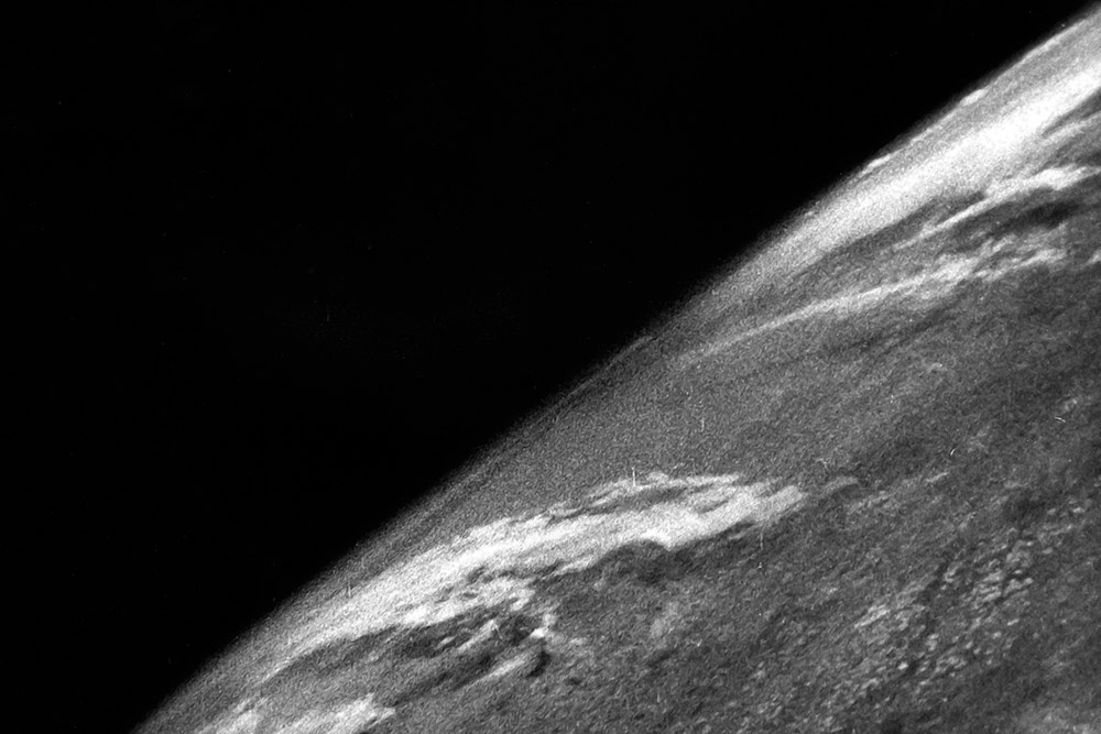 Первая фотография Земли из космоса (суборбитальная ракета V-2 (Фау-2), полёт № 13, 24 октября 1946 года).