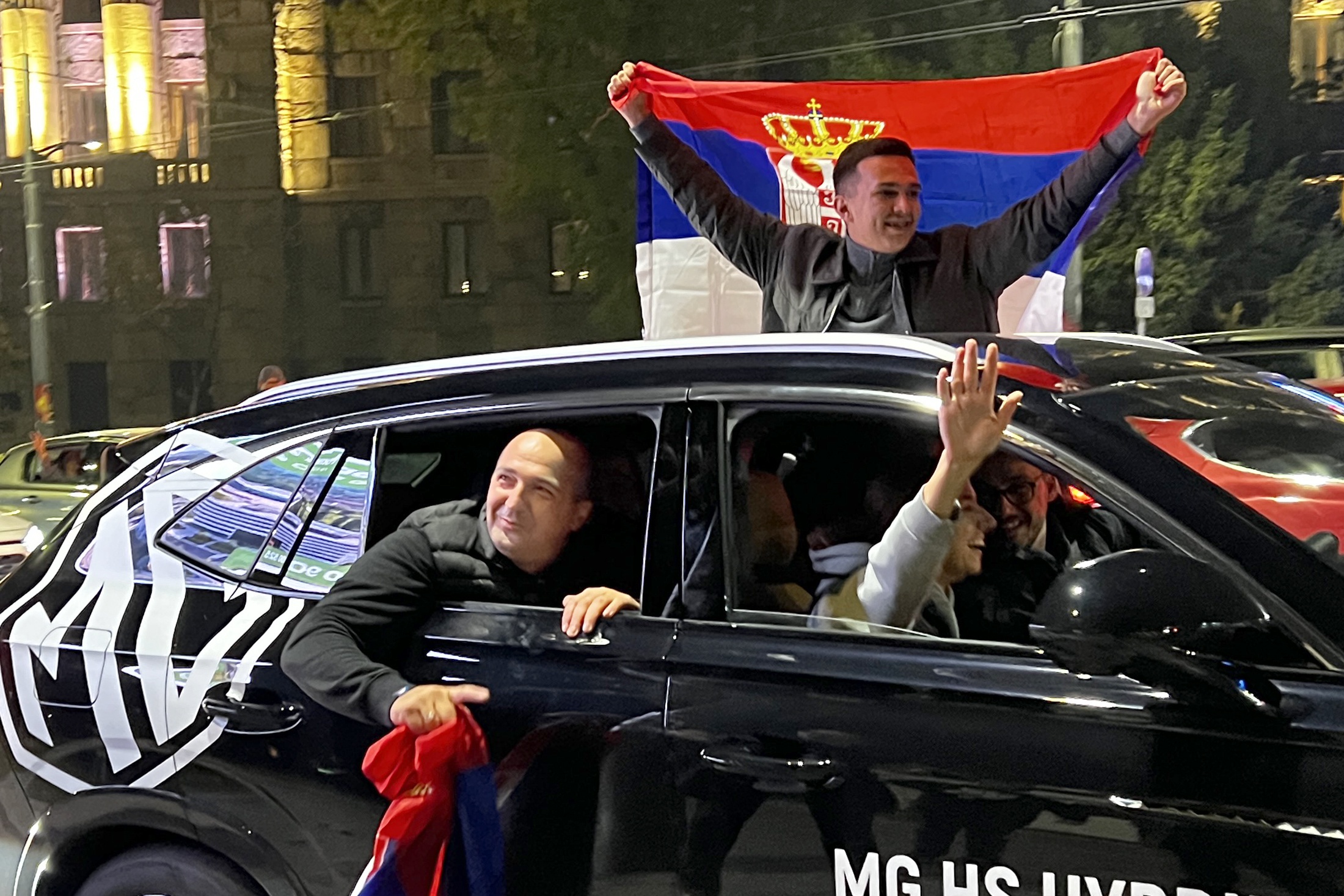 "Студенты" в целом придерживаются проевропейской ориентации. В ходе предвыборной кампании они старались избегать острых внешнеполитических тем. Но буквально накануне дня голосования они включили в свою программу пункты о сохранении Сербии военного нейтралитета, об отказе от вступления в НАТО, санкций против Москвы и за сохранение Косово в составе Сербии. Это вызвано настроениями народа: 79 процентов сербов выступают против антироссийских санкций.