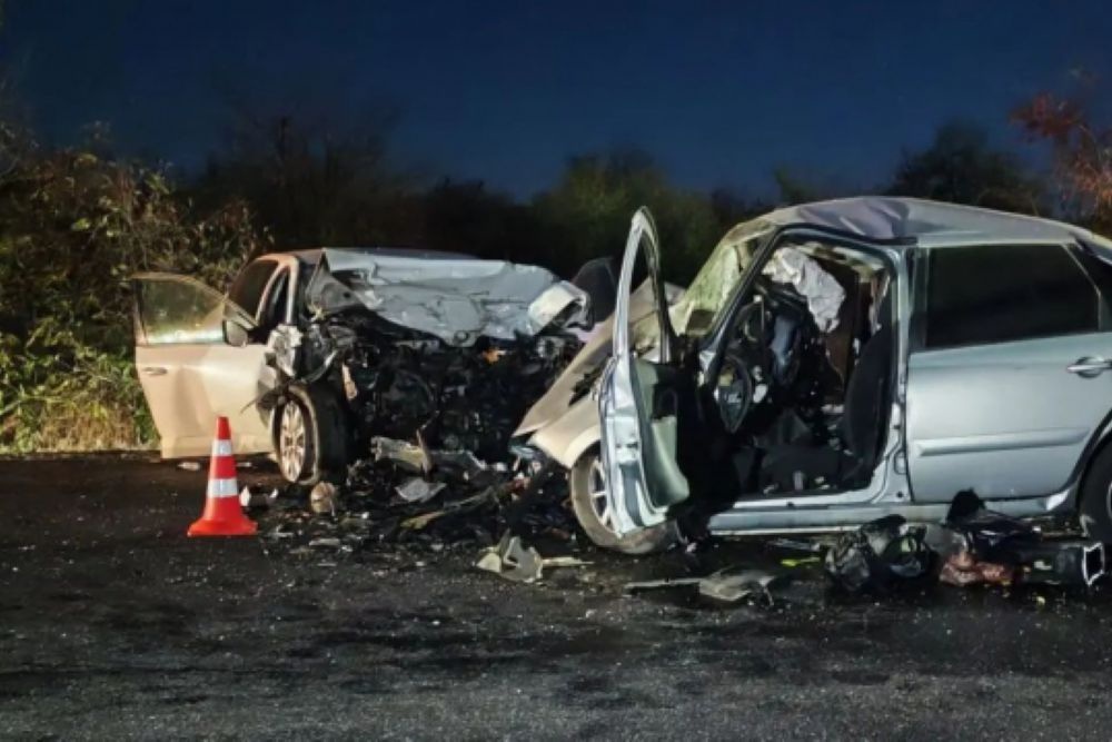 На волгоградской трассе произошло лобовое столкновение двух легковых автомобилей На волгоградской трассе произошло лобовое столкновение двух легковых автомобилей