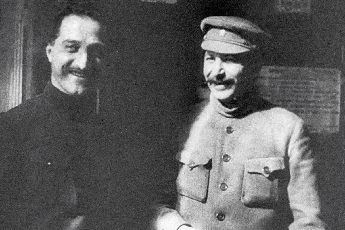 Внук Серго Орджоникидзе развеял мифы о его убийстве и о том, что к этому мог быть причастен Сталин. На фото: Генеральный секретарь ЦК РКП(б) Иосиф Сталин (справа) и 1-й секретарь Закавказского краевого комитета РКП(б) Серго Орджоникидзе на XII съезде РКП(б). 1923 год. Внук Серго Орджоникидзе развеял мифы о его убийстве и о том, что к этому мог быть причастен Сталин. На фото: Генеральный секретарь ЦК РКП(б) Иосиф Сталин (справа) и 1-й секретарь Закавказского краевого комитета РКП(б) Серго Орджоникидзе на XII съезде РКП(б). 1923 год.