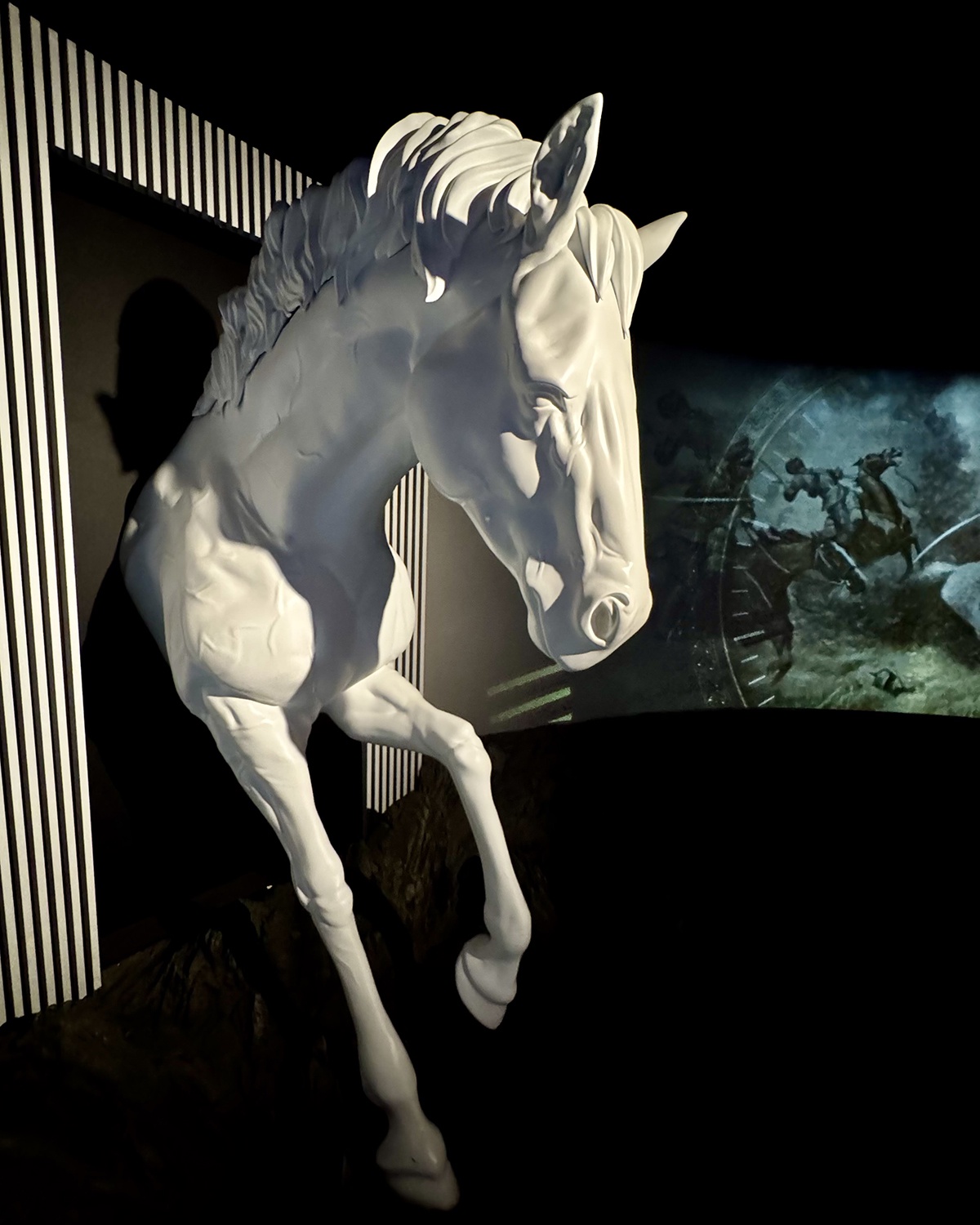 Фигура коня, напечатанная на 3D-принтере, неизменно привлекает внимание гостей музея