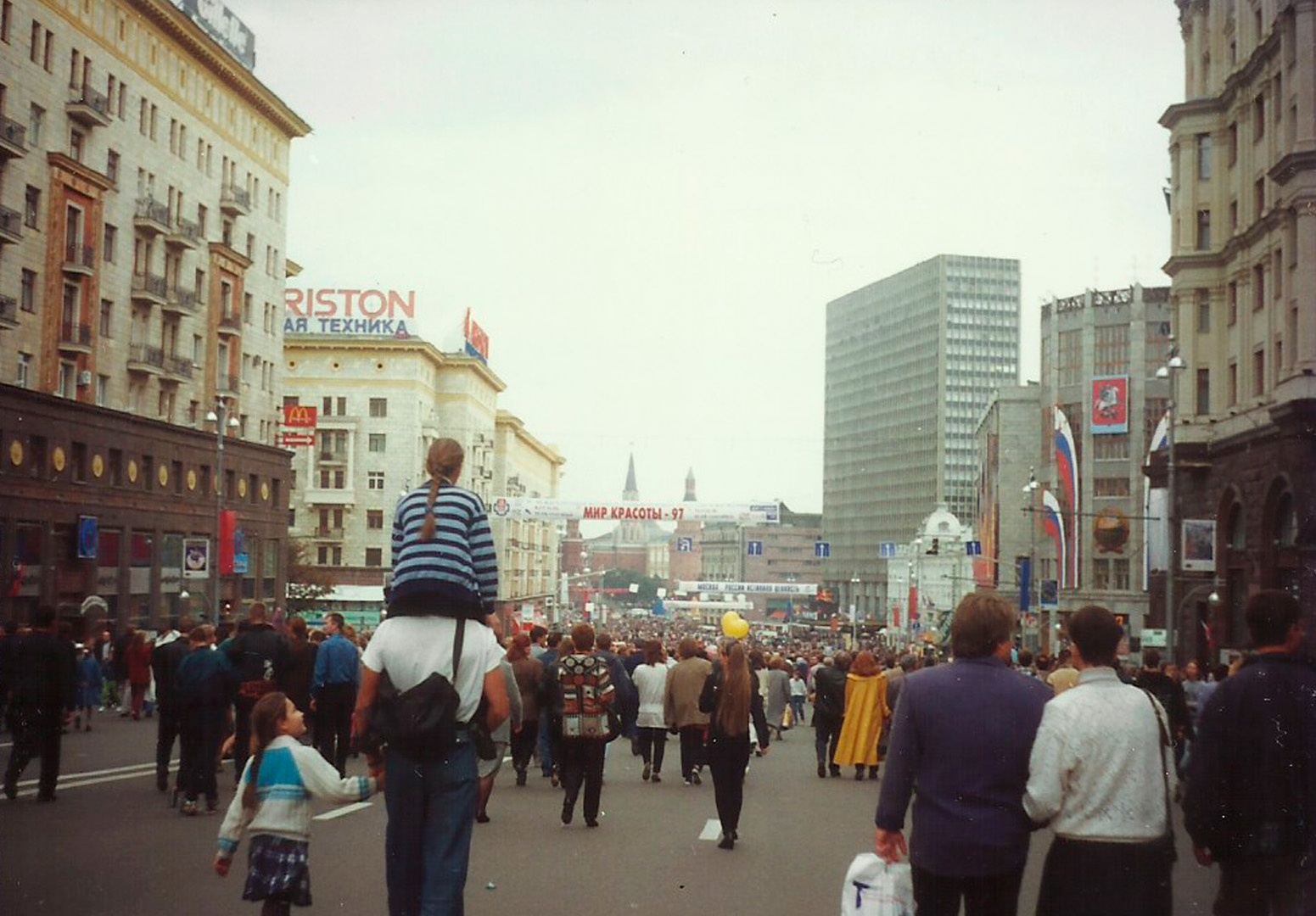Центральный телеграф справа. 1997 год, 850-летие Москвы. 