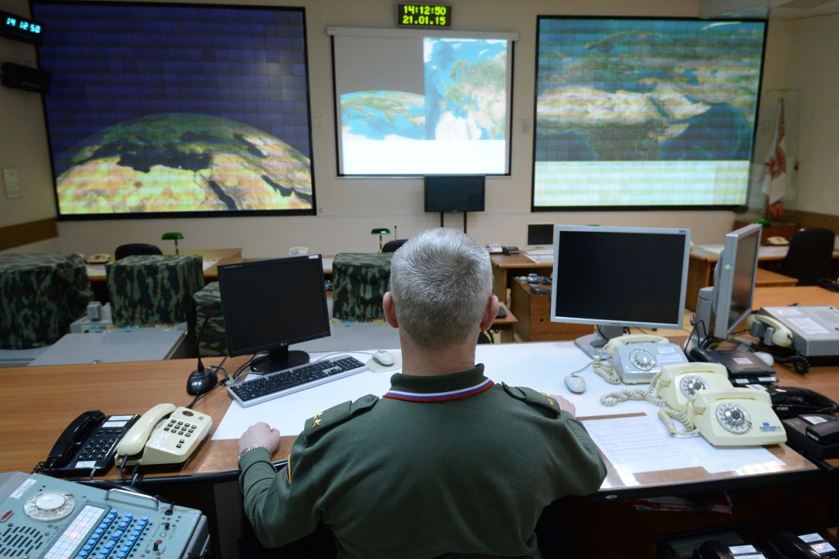 Офицер на командном пункте подмосковной РЛС "Дон-2Н". Офицер на командном пункте подмосковной РЛС "Дон-2Н".