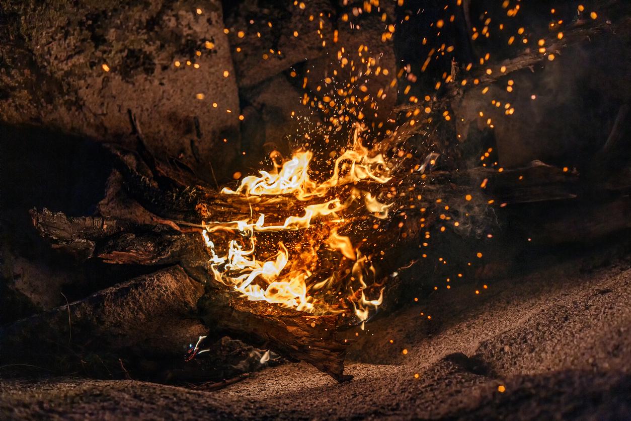 пламя огня. горит огонь костер видео. костер пылал ярко. ярким солнцем в лесу пламенеет костер. горение огня.