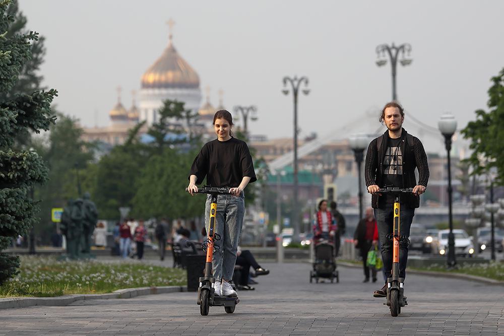 Электросамокаты в парках москвы. Электросамокат скорость. Вднх электросамокаты. Электросамокат скорость. Катание на самокате.