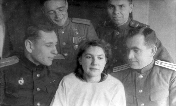 Врач московского эвакогоспиталя Евгения Соколова не обделена вниманием своих боевых пациентов, которым она помогла вернуться в строй. Среди них и Герой Советского Союза, жаль, фамилия его неизвестна.
