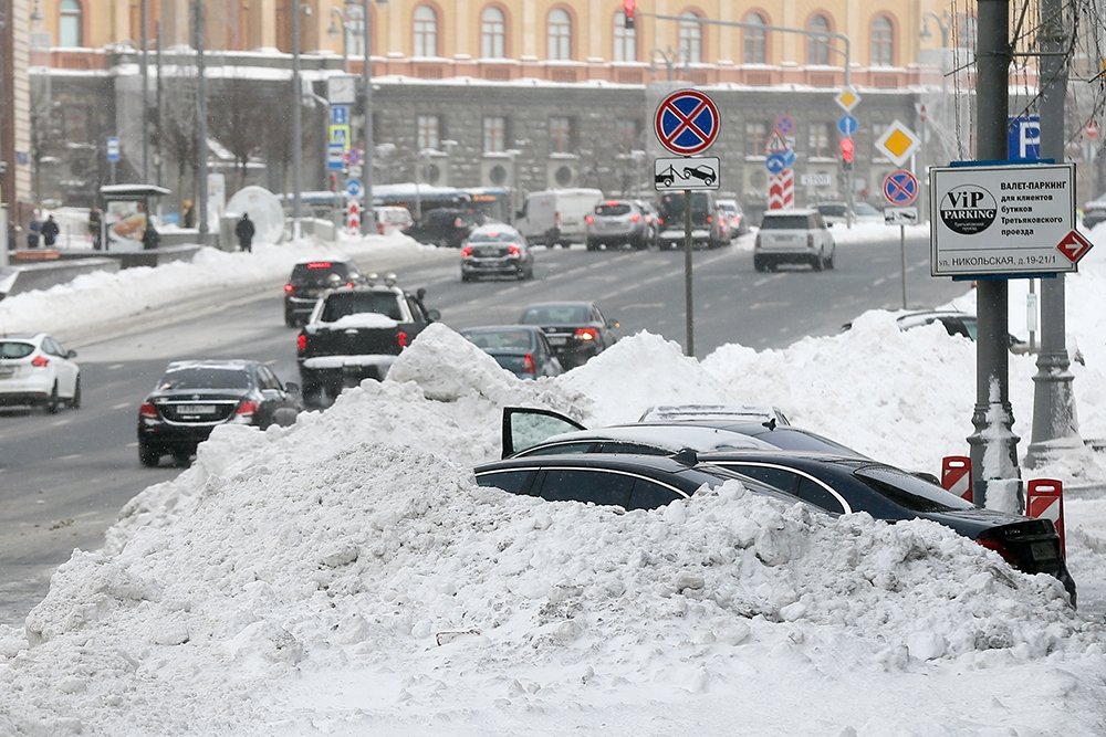 В москве выпал снег. Снегопад в москве. Сугробы в москве. Сугробы в краснодаре. Аномальный снегопад в краснодаре.