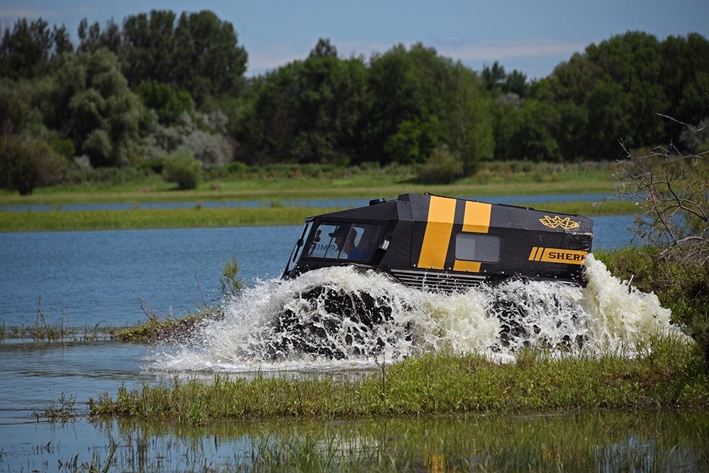 Шерп вездеход канье уэст. Бортоповоротный вездеход шерп. Болотный вездеход. Испытание вездехода. Испытание вездехода.