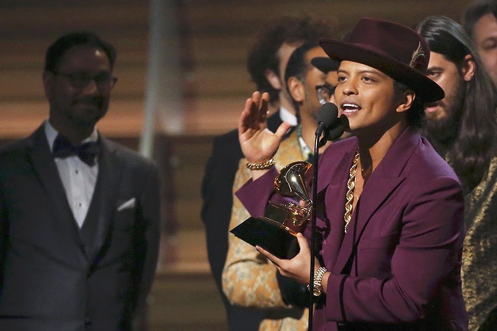 Грэмми. Золотой саксофон грэмми. Билли айлиш грэмми 2021. Hit boy producer. Грэмми 64 2022.