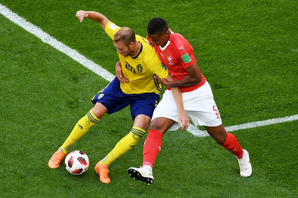 Футболист сборной швеции ибрагимович. Даниэль заар хоккеист. Златан ибрагимович. Нападающий швеции. J.