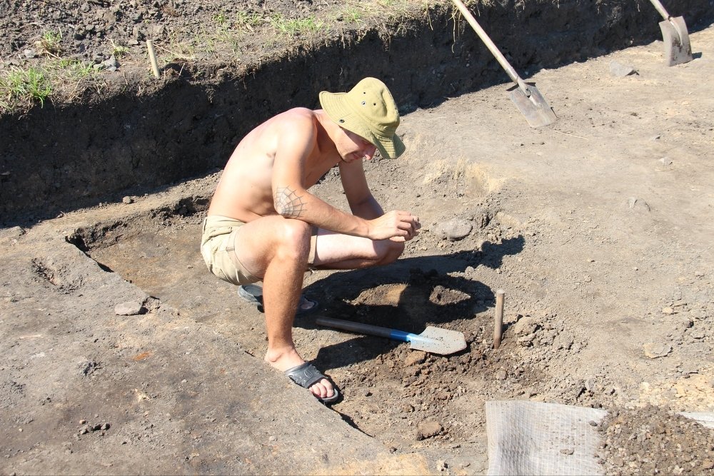 археологи на раскопках. раскопки на красном мосту орел. погребение и курган археология. раскопки в калининграде в 2022. раскопки в москве археологи.