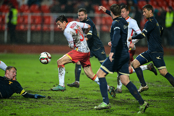 Темников футболист торпедо. Торпедо м арсенал. Баннеры фанатов торпедо. Торпедо арсенал 20 апреля. Арсенал торпедо поножовщина.