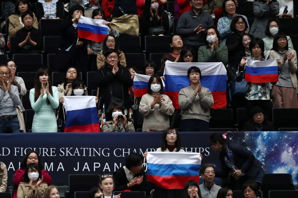 Футбольные болельщики. Россия картинки. Россияне выигравшие. Фото собак болельщиков на плавании. Россияне выигравшие.