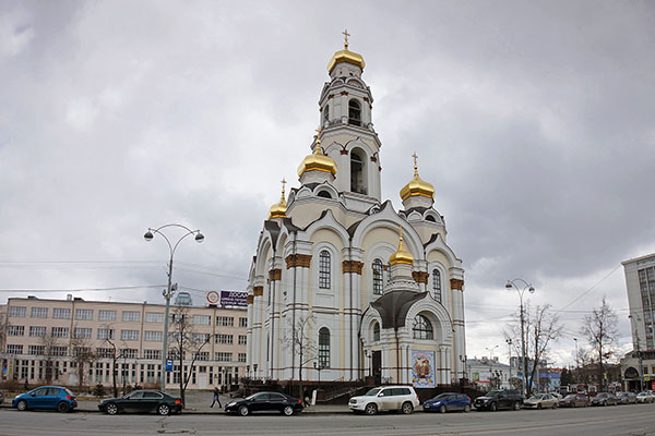 Церквей больше чем школ. Церквей больше чем школ. Количество школ и церквей. Школа и церковь. Храм христа спасителя в москве фото.
