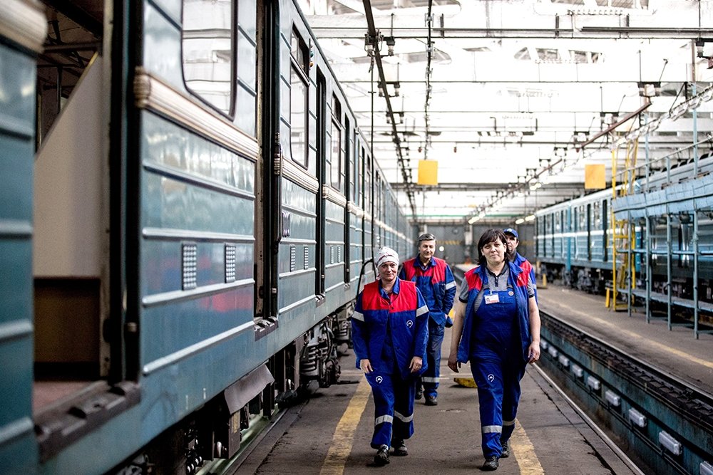 вакансия уборщик подвижного состава. мойщик-уборщик подвижного состава. мойщик-уборщик подвижного электродепо красная пресня. зао вагон сервис. мойка вагонов в вагонном депо.