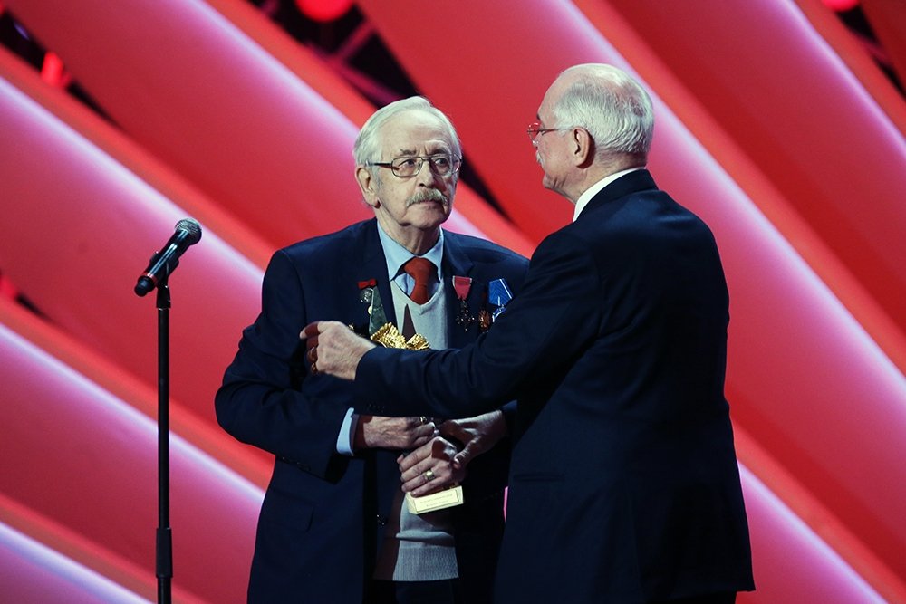 вручение кинопремии золотой орел. лауреаты премии золотой орел 2024. церемония золотой орел 2022. кинопремия золотой орел. фёдор бондарчук золотой орел.