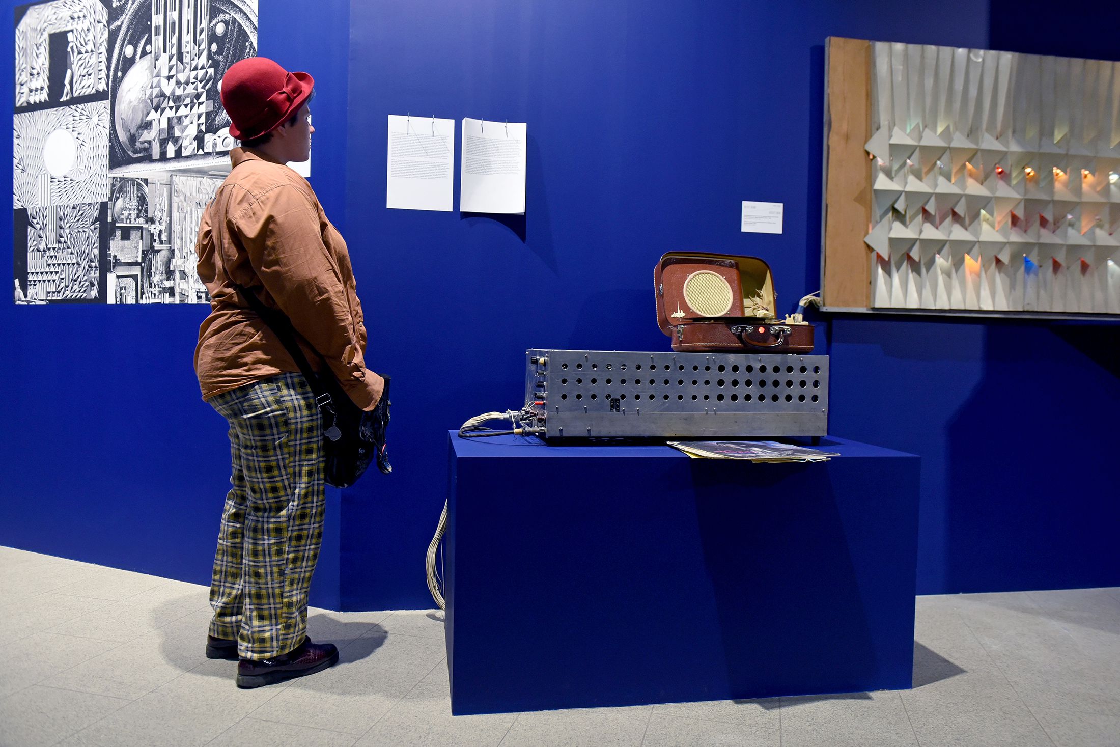 Лаборатория выставка. Лаборатория выставка. Лаборатория будущего григорьев третьяковская галерея. Медицинская выставка лабораторный город. Аналитика экспо 2023.