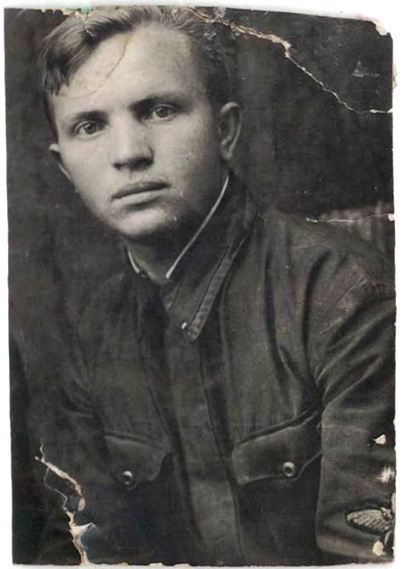 Борисёнок Аркадий Фёдорович (1923 - 1988)
гвардии сержант, авиационный механик 173-го гвардейского Слуцкого Краснознамённого штурмового авиационного полка 11-й гвардейской штурмовой авиационной Нежинской Краснознамённой ордена Суворова дивизии.


