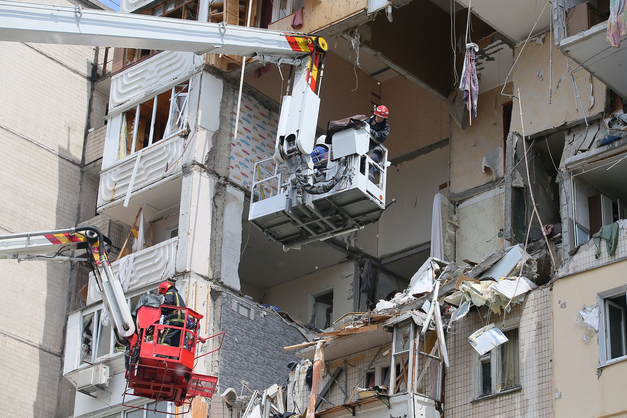 пожар фото. 03. взорван девятиэтажный дом. взрыв дома в киеве. в киеве 2000 аграриев протестовали против "квот.