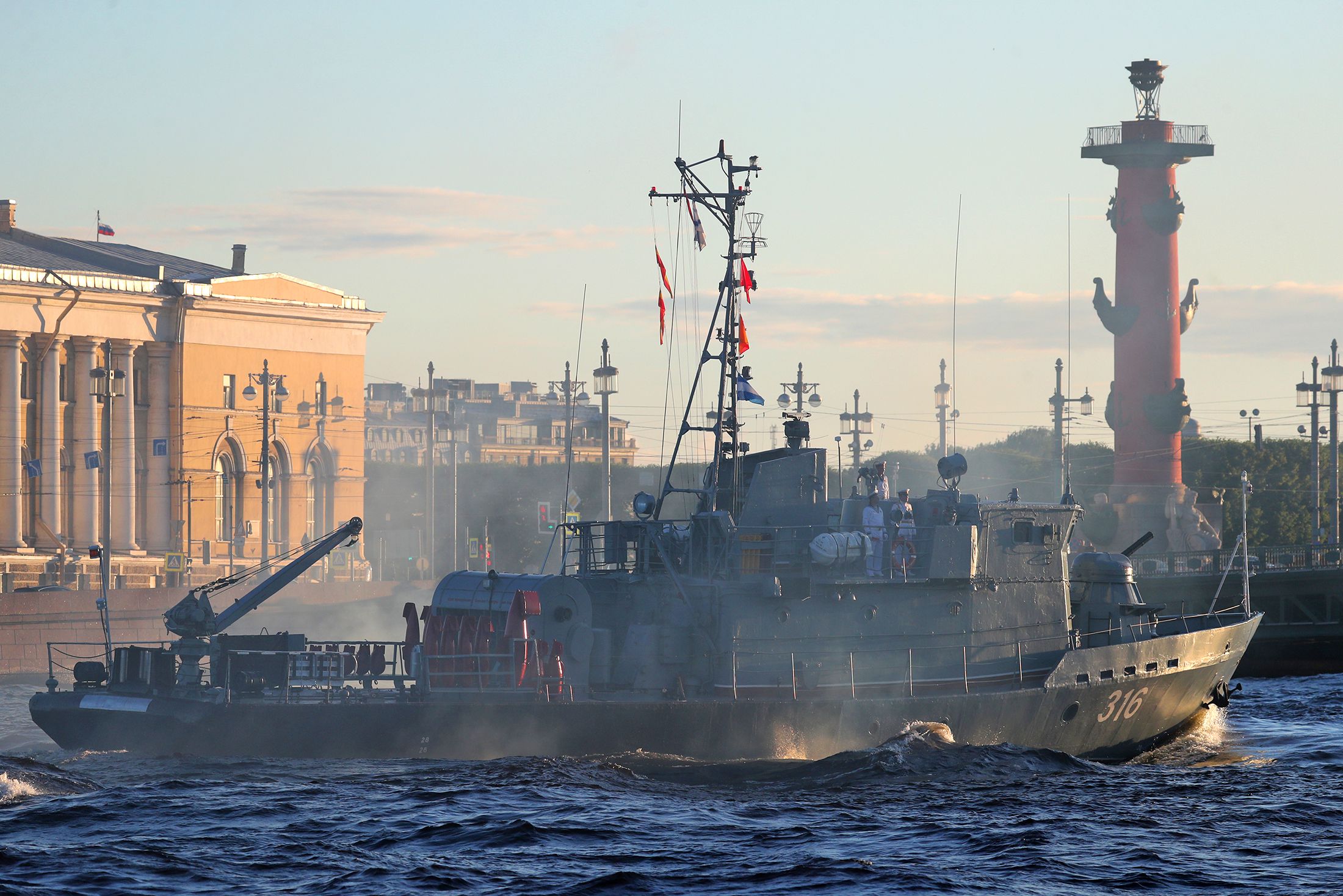 Парад вмф в санкт-петербурге 2020. Десантный катер 11770. Рейдовый тральщик рт 57. 10750э тральщик. Рт 57.