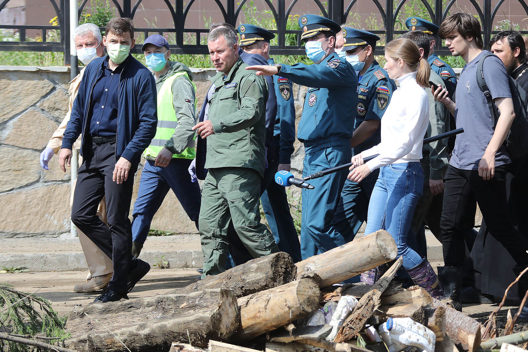 Погода в кота индия. Пострадавшие от наводнения жители. Паводок пострадавший дом. Спасение людей от наводнения. Мчс при наводнении.