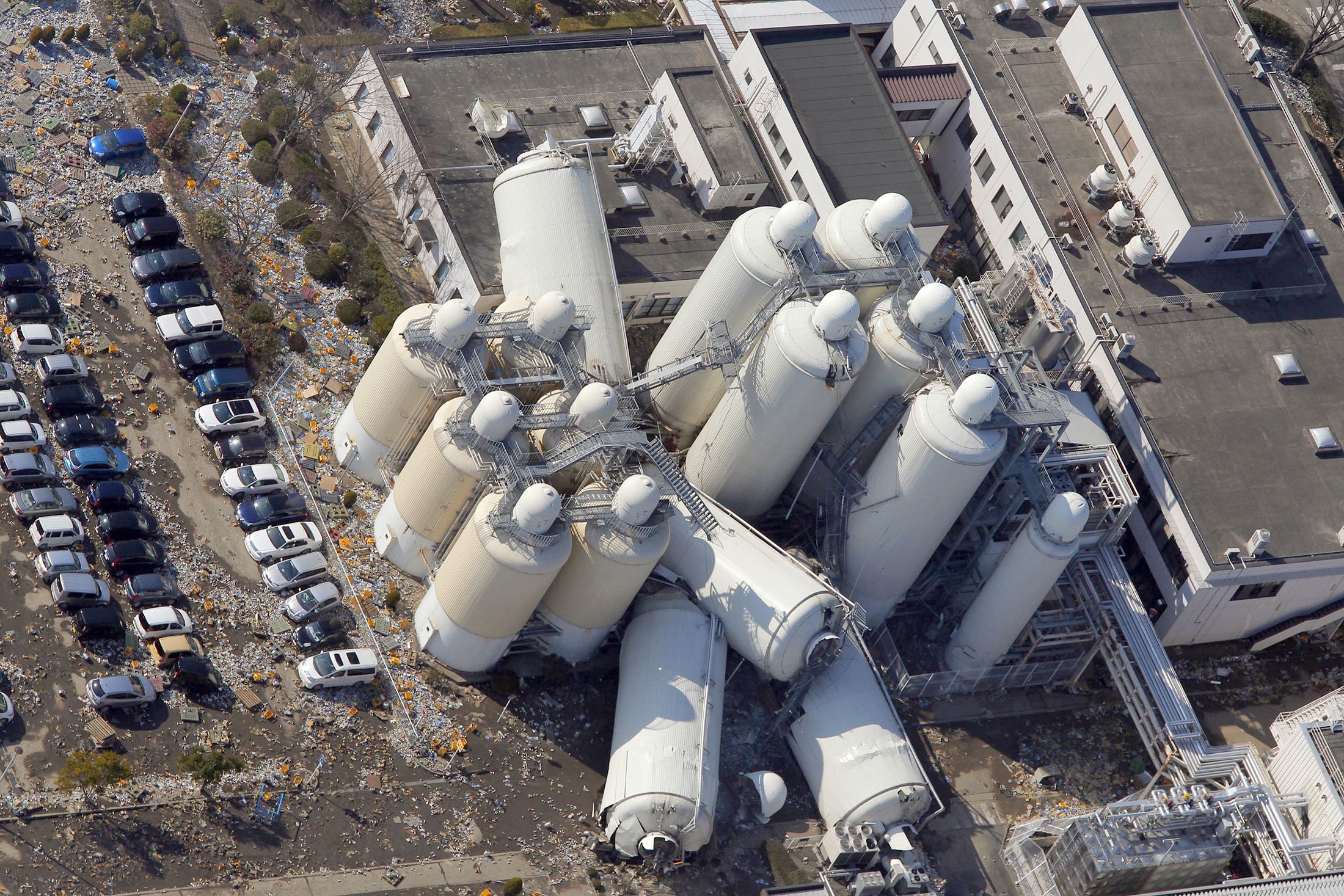 Фукусима землетрясение 2011. Фукусима 1 землетрясение. Фукусима пострадавшие. Фукусима цунами. Аэс фукусима-1.