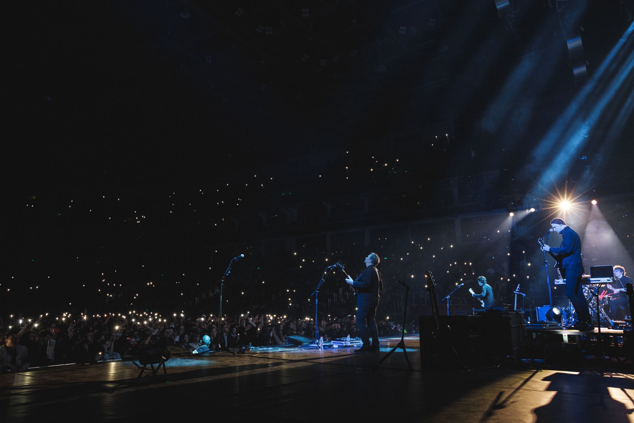 Концерт live aid 1985 queen. Александр иванов и шаман поздно. Группа квин концерт 1985. Backstage ресторан агутин. Рок концерт.