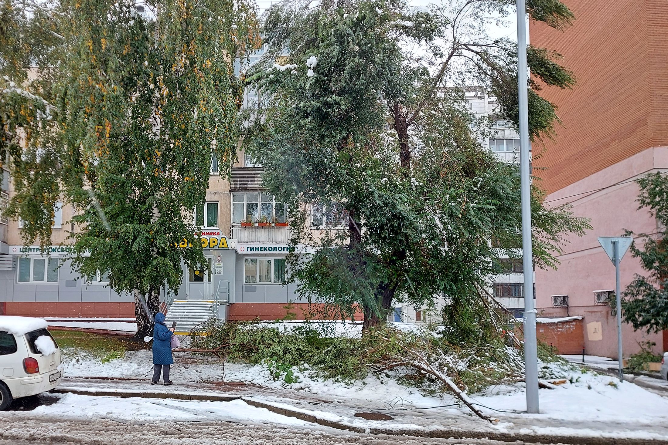 сугробы в кемерово. сугробы в кемерово. кемерово зима кузбасс. снежное кемерово. в кемерово выпал снег.