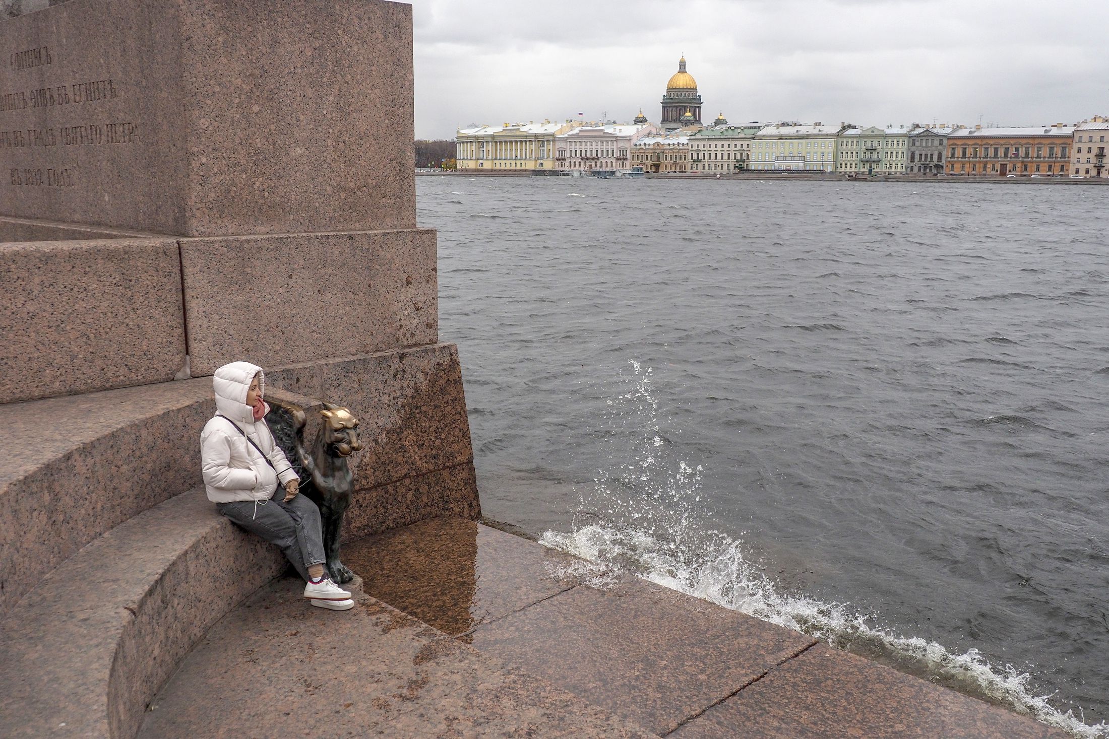 Питер в мае отзывы. Санкт петербург в начале мая. питер в начале мая. шторм в питере. для питера шторм смешные описания.