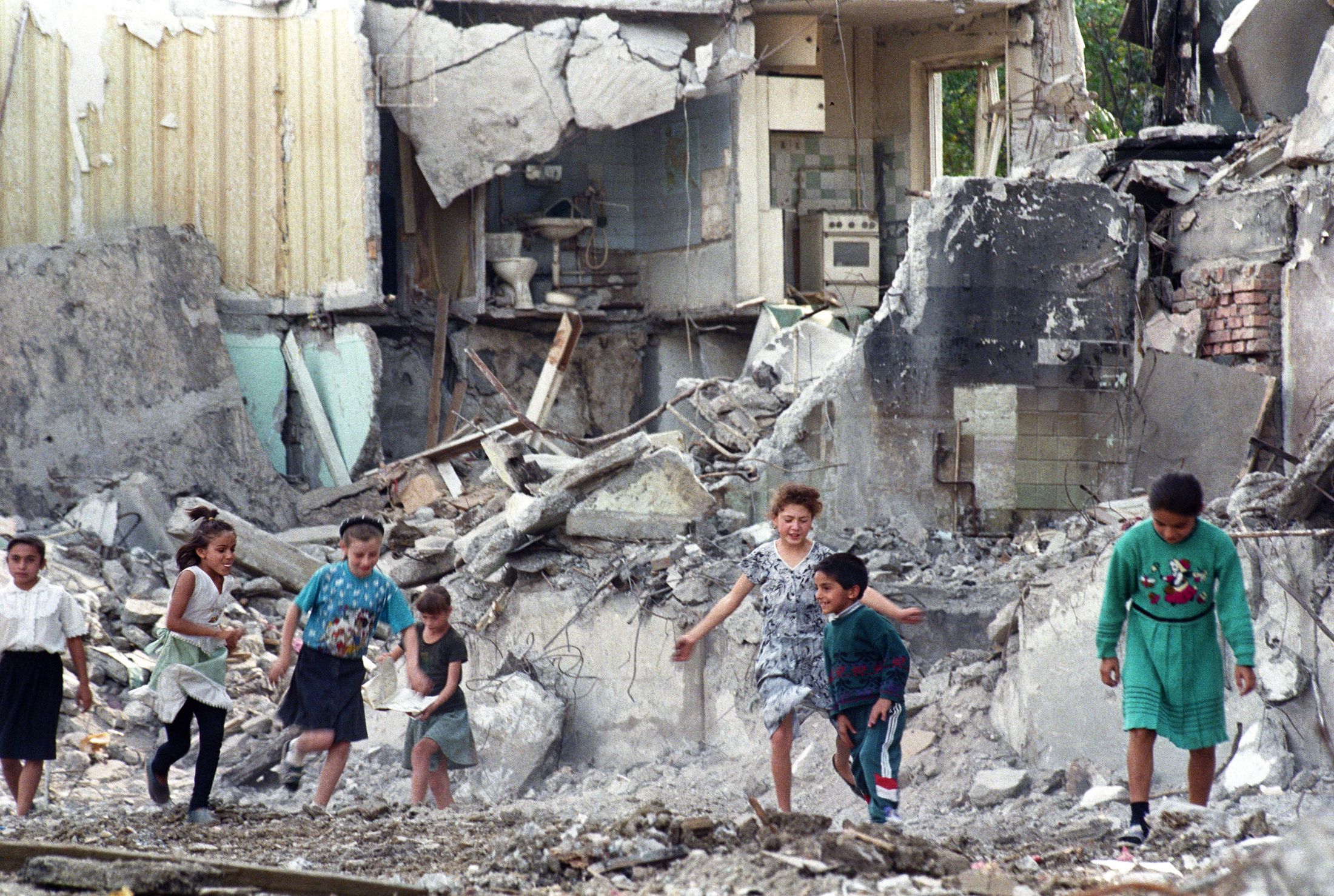 разрушающий ребенок. разрушающий ребенок. разрушающий ребенок. сталинград люди после войны 1945. разрушенный мир.