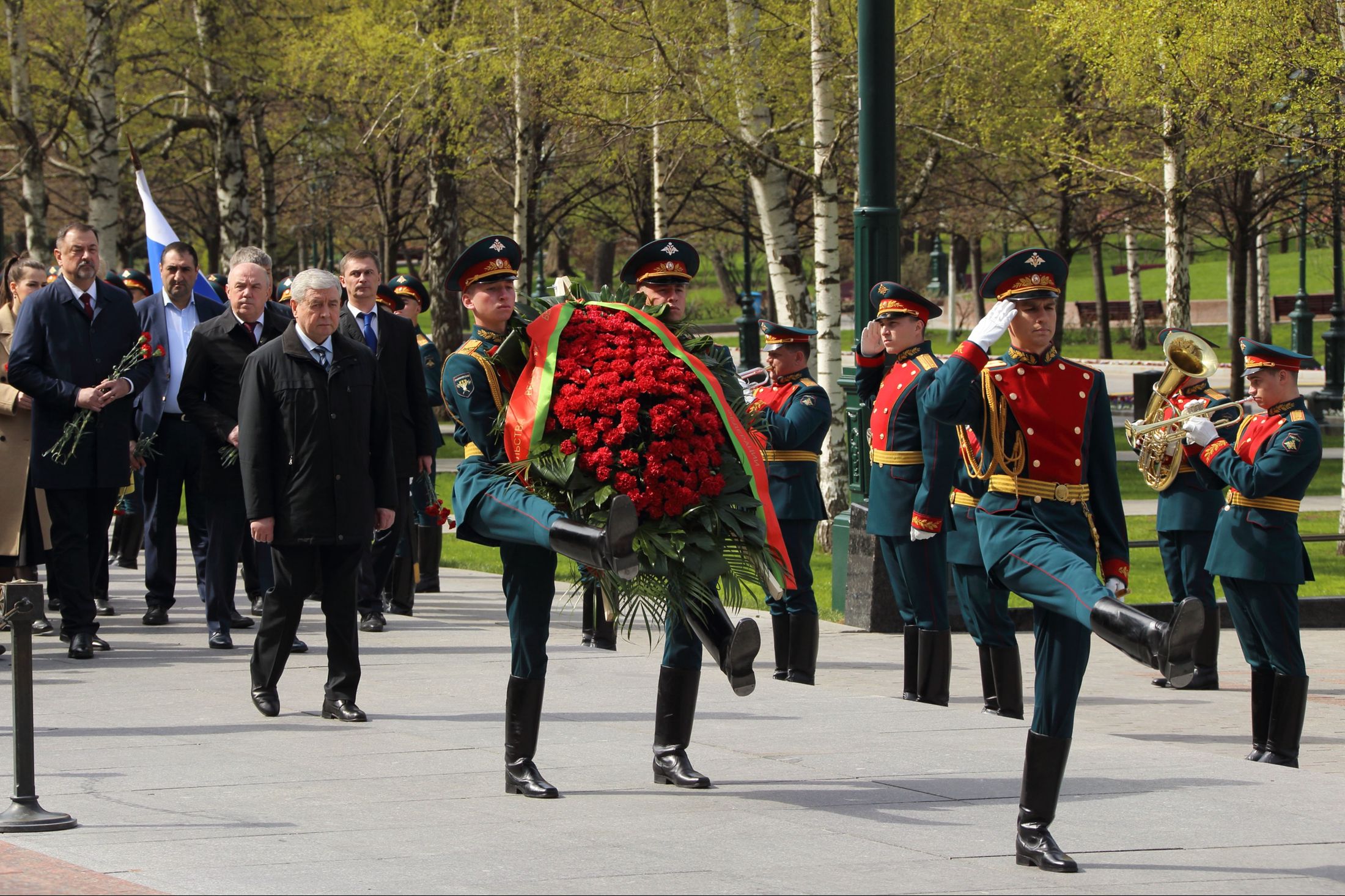возложение венков. день победы возложение венков. возложение цветов к могиле неизвестного солдата сегодня в москве. руденя возложение венков. возложение венков к памятнику неизвестному солдату в москве.