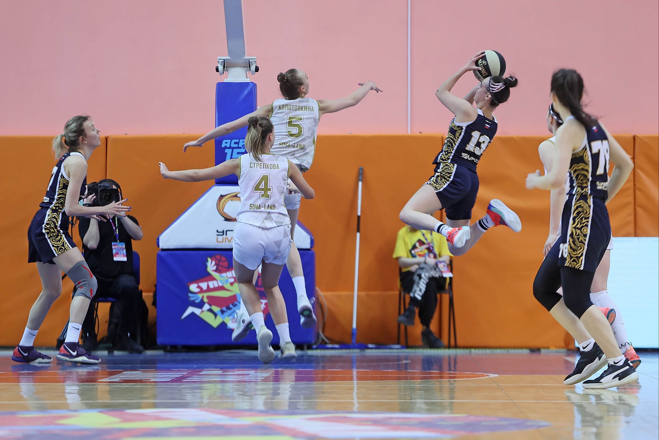 В университетской баскетбольной секции занимается 100 девушек. Финал полуфинал в баскетболе. В университетской баскетбольной секции занимается 100 девушек. Студенческий баскетбол в финляндии. В университетской баскетбольной секции занимается 100 девушек.