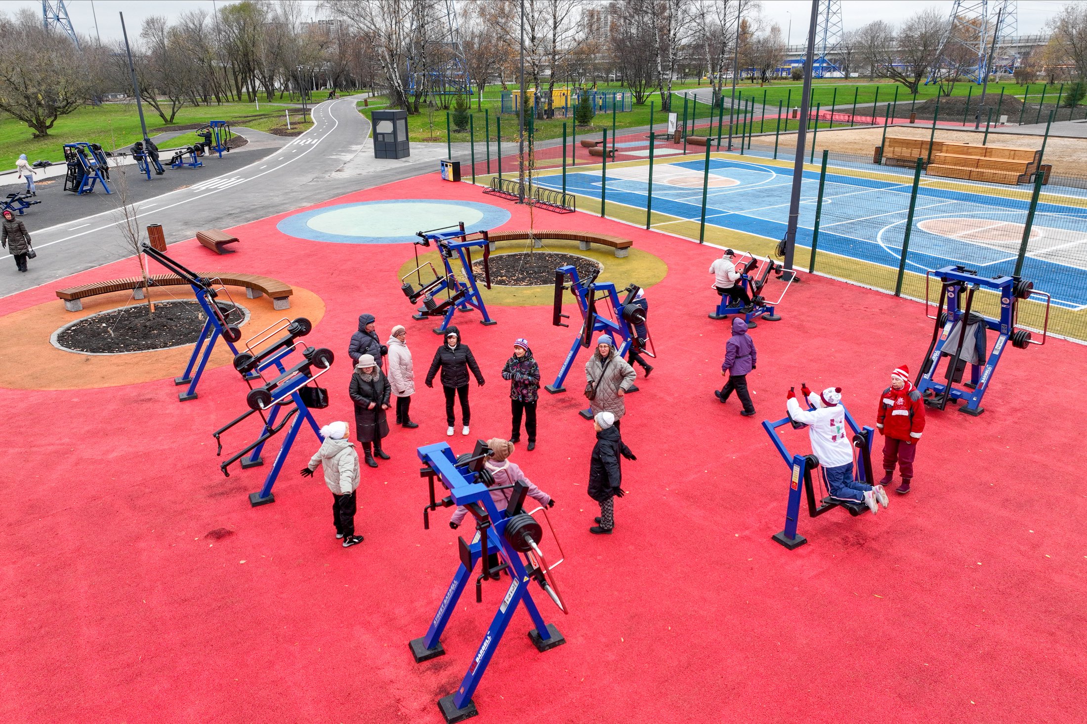 Спортивный кластер 78126086469. Площадка на набережной. Спортивные площадки в лесопарке. Московский спорт. Спортивный кластер на набережной канала им. Москвы.