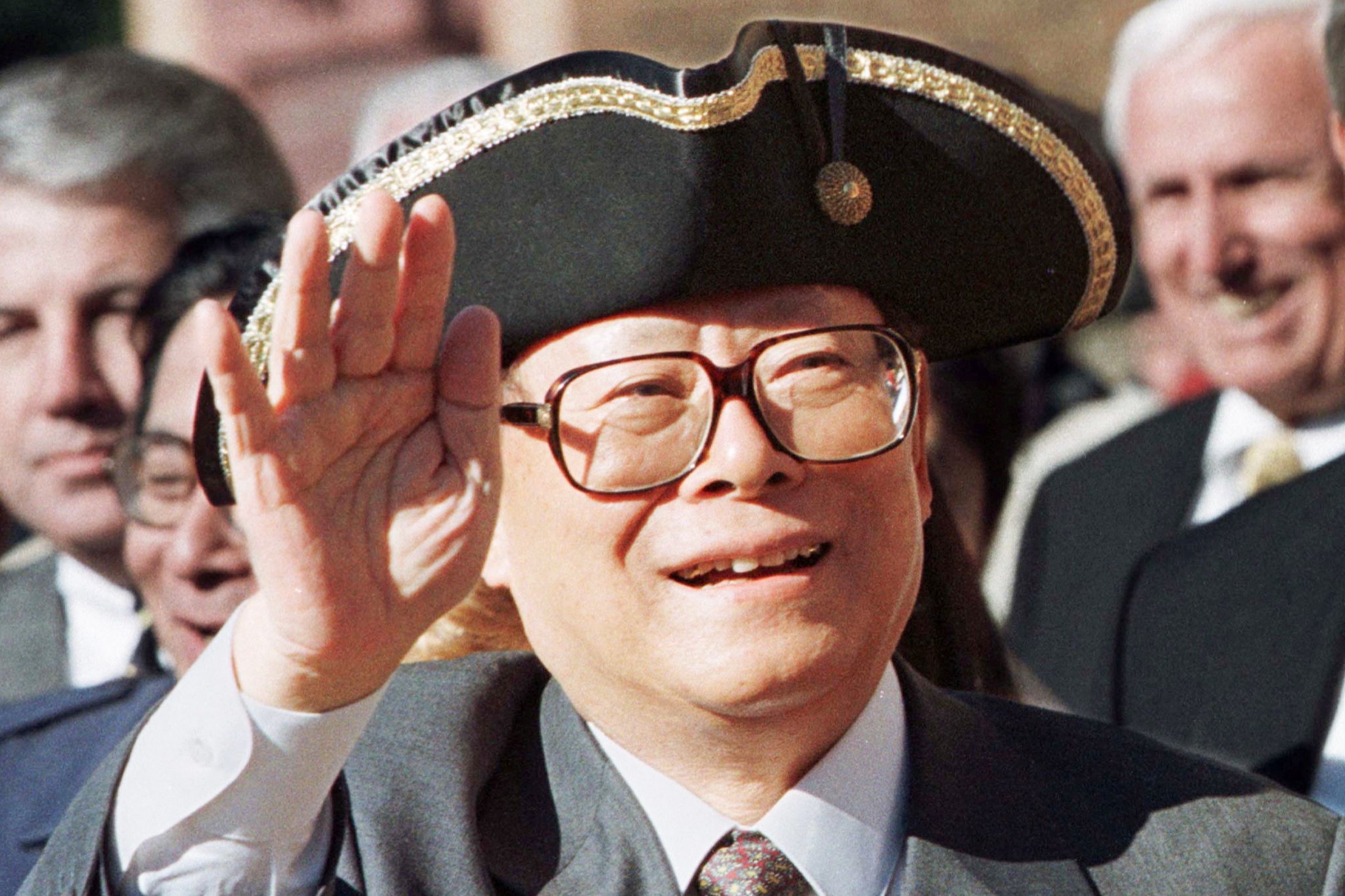 Кемпірлер киіздерін жуады