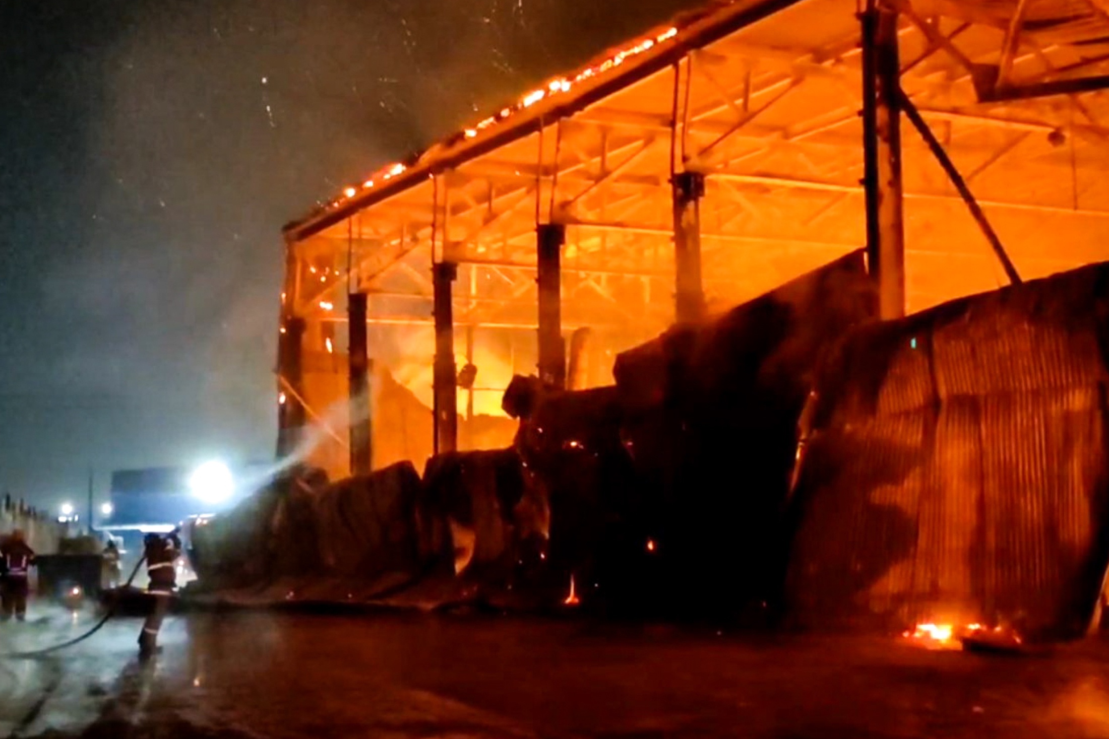 пожар в новосибирске сейчас. пожар на северном бульваре. вокзал горит. пожар на лакокраске в ярославле. космонавтов 2, пожар.